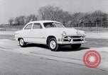 Immagine di Le automobili Ford essendo testato in viaggio Dearborn Michigan USA, 1951, secondo 53 filmato di repertorio 65675030130