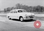 Immagine di Le automobili Ford essendo testato in viaggio Dearborn Michigan USA, 1951, secondo 54 filmato di repertorio 65675030130