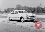 Immagine di Le automobili Ford essendo testato in viaggio Dearborn Michigan USA, 1951, secondo 55 filmato di repertorio 65675030130