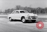 Immagine di Le automobili Ford essendo testato in viaggio Dearborn Michigan USA, 1951, secondo 56 filmato di repertorio 65675030130