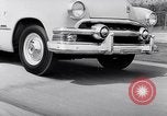 Immagine di Le automobili Ford essendo testato in viaggio Dearborn Michigan USA, 1951, secondo 57 filmato di repertorio 65675030130