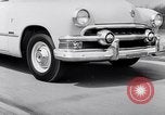 Immagine di Le automobili Ford essendo testato in viaggio Dearborn Michigan USA, 1951, secondo 58 filmato di repertorio 65675030130