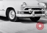 Immagine di Le automobili Ford essendo testato in viaggio Dearborn Michigan USA, 1951, secondo 59 filmato di repertorio 65675030130