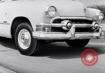 Immagine di Le automobili Ford essendo testato in viaggio Dearborn Michigan USA, 1951, secondo 60 filmato di repertorio 65675030130