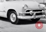 Immagine di Le automobili Ford essendo testato in viaggio Dearborn Michigan USA, 1951, secondo 61 filmato di repertorio 65675030130