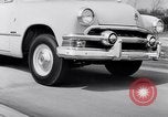 Immagine di Le automobili Ford essendo testato in viaggio Dearborn Michigan USA, 1951, secondo 62 filmato di repertorio 65675030130