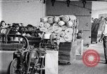 Standbild Baumwolle Webstuhl United States USA, 1922, aus Sekunde 18 historischem Filmmaterial Videoclip 65675030191