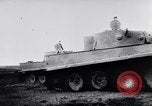 Standbild Deutsche Panzer VI Tiger Panzer Deutschland, 1943, aus Sekunde 25 historischem Filmmaterial Videoclip 65675030196