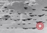 Immagine di Paracadutisti russo Mosca Russia Unione Sovietica, 1942, secondo 15 filmato di repertorio 65675030204