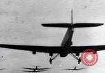 Immagine di Paracadutisti russo Mosca Russia Unione Sovietica, 1942, secondo 23 filmato di repertorio 65675030204