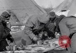 Standbild amerikanische Soldaten Island, 1942, aus Sekunde 16 historischem Filmmaterial Videoclip 65675030206