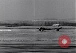 Image jet sans le train d'atterrissage France, 1954, de la seconde 21 séquences d'archives historiques vidéo 65675030290