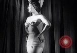 Image Miss Europe Concours France, 1954, de la seconde 21 séquences d'archives historiques vidéo 65675030292