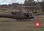 Standbild UH 1D Hubschrauber Vietnam, 1966, aus Sekunde 10 historischem Filmmaterial Videoclip 65675030314