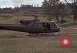 Standbild UH 1D Hubschrauber Vietnam, 1966, aus Sekunde 33 historischem Filmmaterial Videoclip 65675030314