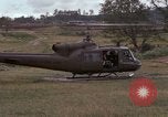 Standbild UH 1D Hubschrauber Vietnam, 1966, aus Sekunde 47 historischem Filmmaterial Videoclip 65675030314