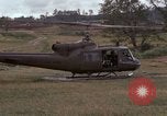 Standbild UH 1D Hubschrauber Vietnam, 1966, aus Sekunde 56 historischem Filmmaterial Videoclip 65675030314