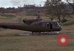 Standbild UH 1D Hubschrauber Vietnam, 1966, aus Sekunde 60 historischem Filmmaterial Videoclip 65675030314