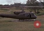 Standbild UH 1D Hubschrauber Vietnam, 1966, aus Sekunde 61 historischem Filmmaterial Videoclip 65675030314