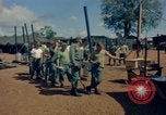 Standbild Thanksgiving Day essen Vietnam, 1965, aus Sekunde 18 historischem Filmmaterial Videoclip 65675030364