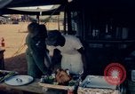 Standbild Thanksgiving Day essen Vietnam, 1965, aus Sekunde 28 historischem Filmmaterial Videoclip 65675030364