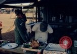Standbild Thanksgiving Day essen Vietnam, 1965, aus Sekunde 29 historischem Filmmaterial Videoclip 65675030364