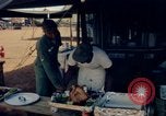Standbild Thanksgiving Day essen Vietnam, 1965, aus Sekunde 30 historischem Filmmaterial Videoclip 65675030364