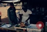 Standbild Thanksgiving Day essen Vietnam, 1965, aus Sekunde 32 historischem Filmmaterial Videoclip 65675030364