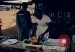 Standbild Thanksgiving Day essen Vietnam, 1965, aus Sekunde 33 historischem Filmmaterial Videoclip 65675030364