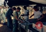 Standbild Thanksgiving Day essen Vietnam, 1965, aus Sekunde 34 historischem Filmmaterial Videoclip 65675030364