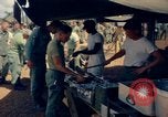 Standbild Thanksgiving Day essen Vietnam, 1965, aus Sekunde 35 historischem Filmmaterial Videoclip 65675030364