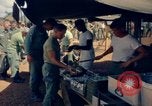 Standbild Thanksgiving Day essen Vietnam, 1965, aus Sekunde 36 historischem Filmmaterial Videoclip 65675030364