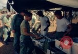 Standbild Thanksgiving Day essen Vietnam, 1965, aus Sekunde 37 historischem Filmmaterial Videoclip 65675030364