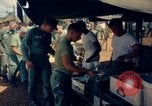 Standbild Thanksgiving Day essen Vietnam, 1965, aus Sekunde 38 historischem Filmmaterial Videoclip 65675030364