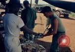 Standbild Thanksgiving Day essen Vietnam, 1965, aus Sekunde 40 historischem Filmmaterial Videoclip 65675030364