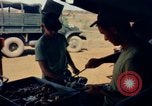 Standbild Thanksgiving Day essen Vietnam, 1965, aus Sekunde 49 historischem Filmmaterial Videoclip 65675030364