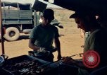 Standbild Thanksgiving Day essen Vietnam, 1965, aus Sekunde 50 historischem Filmmaterial Videoclip 65675030364