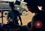 Standbild Thanksgiving Day essen Vietnam, 1965, aus Sekunde 51 historischem Filmmaterial Videoclip 65675030364