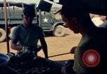 Standbild Thanksgiving Day essen Vietnam, 1965, aus Sekunde 52 historischem Filmmaterial Videoclip 65675030364