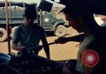 Standbild Thanksgiving Day essen Vietnam, 1965, aus Sekunde 53 historischem Filmmaterial Videoclip 65675030364