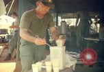 Standbild Thanksgiving Day essen Vietnam, 1965, aus Sekunde 55 historischem Filmmaterial Videoclip 65675030364