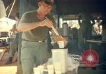 Standbild Thanksgiving Day essen Vietnam, 1965, aus Sekunde 56 historischem Filmmaterial Videoclip 65675030364