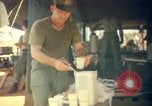 Standbild Thanksgiving Day essen Vietnam, 1965, aus Sekunde 57 historischem Filmmaterial Videoclip 65675030364