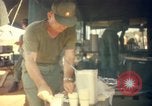Standbild Thanksgiving Day essen Vietnam, 1965, aus Sekunde 58 historischem Filmmaterial Videoclip 65675030364