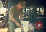 Standbild Thanksgiving Day essen Vietnam, 1965, aus Sekunde 59 historischem Filmmaterial Videoclip 65675030364