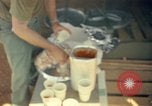 Standbild Thanksgiving Day essen Vietnam, 1965, aus Sekunde 60 historischem Filmmaterial Videoclip 65675030364