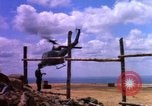 Standbild 13 41 54 Signal Battalion Ankhe Süd Vietnam, 1966, aus Sekunde 26 historischem Filmmaterial Videoclip 65675030370