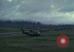 Standbild UH-1D Hubschrauber Ankhe Süd Vietnam, 1965, aus Sekunde 10 historischem Filmmaterial Videoclip 65675030373