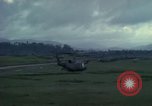 Standbild UH-1D Hubschrauber Ankhe Süd Vietnam, 1965, aus Sekunde 11 historischem Filmmaterial Videoclip 65675030373