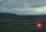 Standbild UH-1D Hubschrauber Ankhe Süd Vietnam, 1965, aus Sekunde 16 historischem Filmmaterial Videoclip 65675030373
